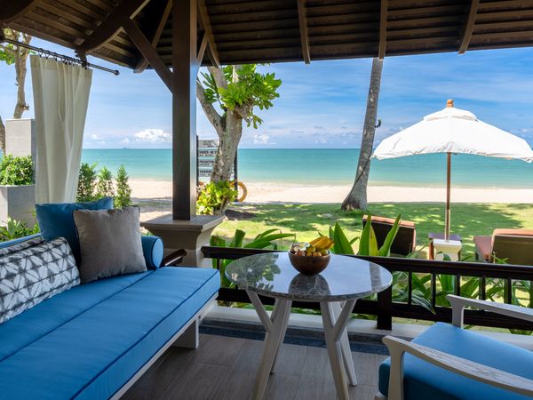 Beachfront bungalow with ocean access