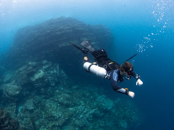 Sidemount diver configuration underwater